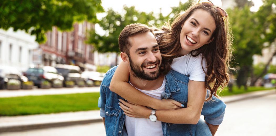 Casal feliz com seu novo lar